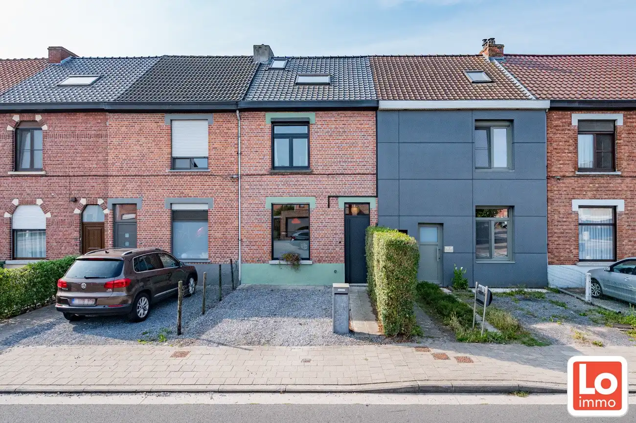 VERKOCHT!! Leuke gezellige starterswoning met aangename ruime stadstuin op een goede locatie tussen Gent en Oostakker centrum! foto {{pictureIndex}}