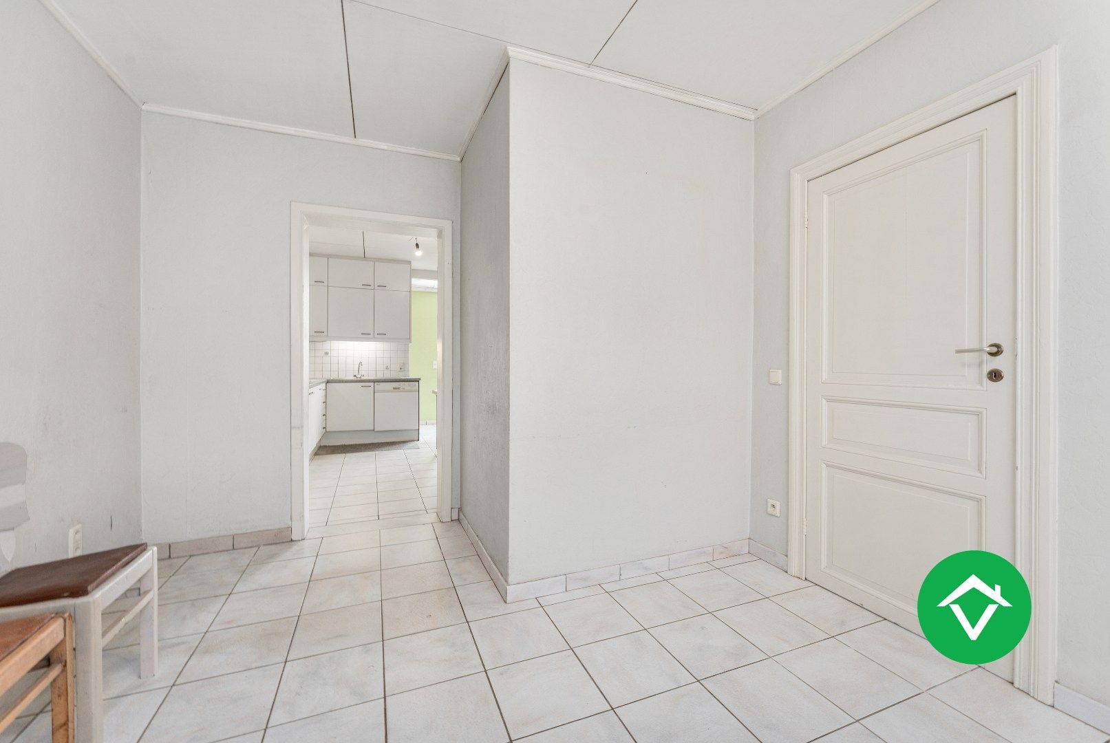 Ruim herenhuis met 4 slaapkamers en aparte garagebox in centrum Gistel foto 9