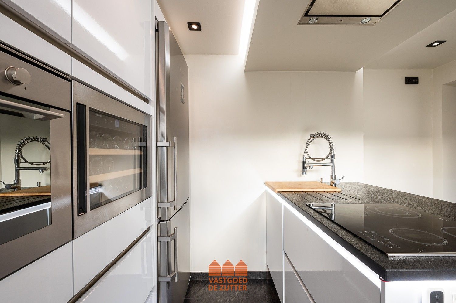 Instapklaar gerenoveerd appartement met terras foto 4