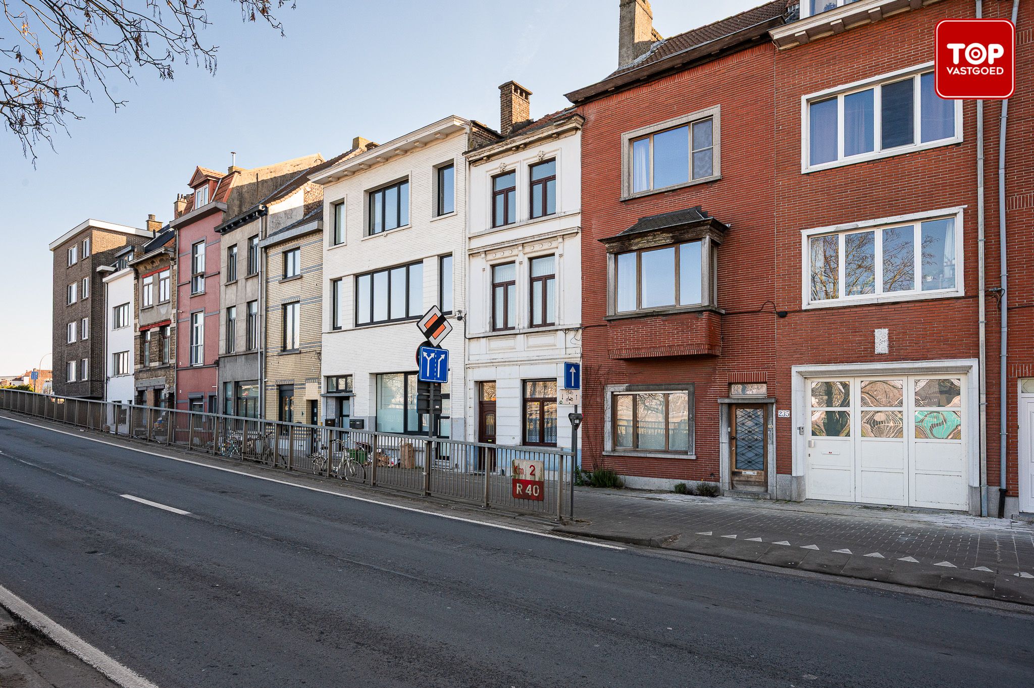 Instapklare woning met 4 slaapkamers en leuke buitenruimte in Gent foto {{pictureIndex}}