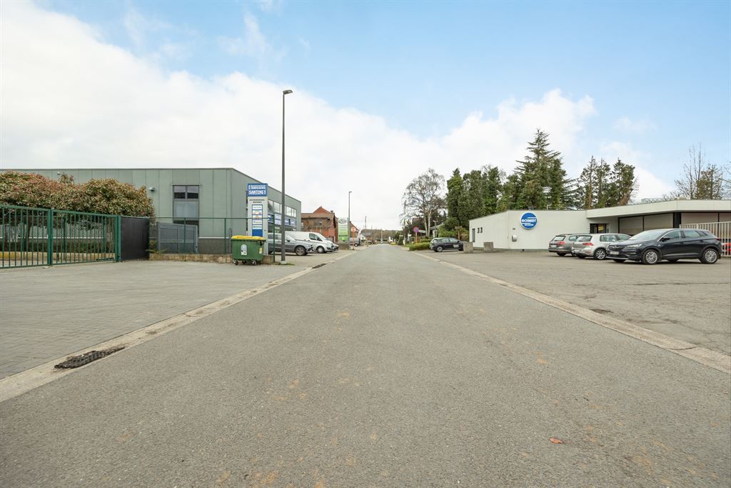 Magazijn met bureel in industriezone foto 11