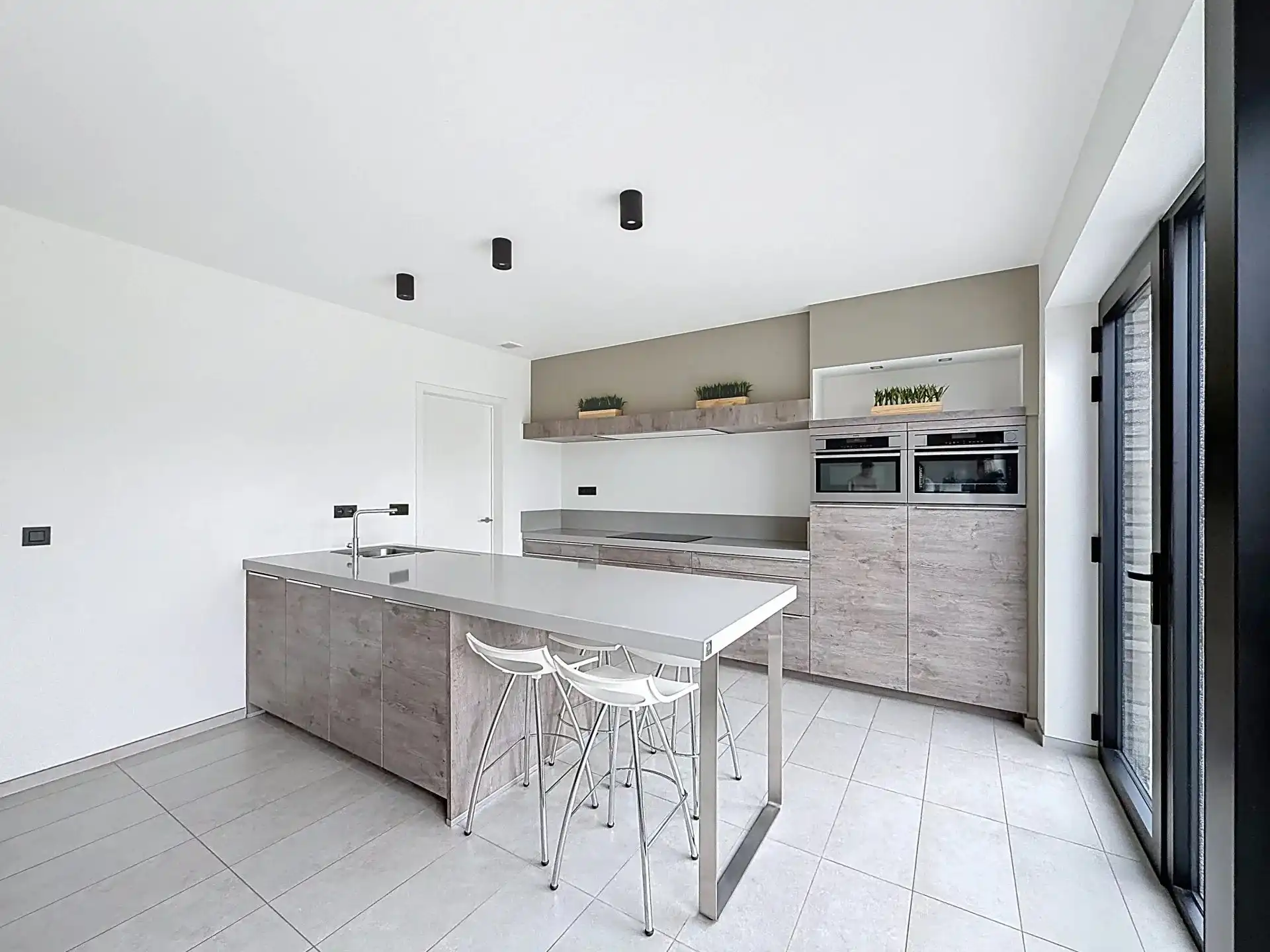 Prachtige nieuwbouw-woning te huur met 3 slaapkamers, terras en tuin en zonnepanelen. foto 4