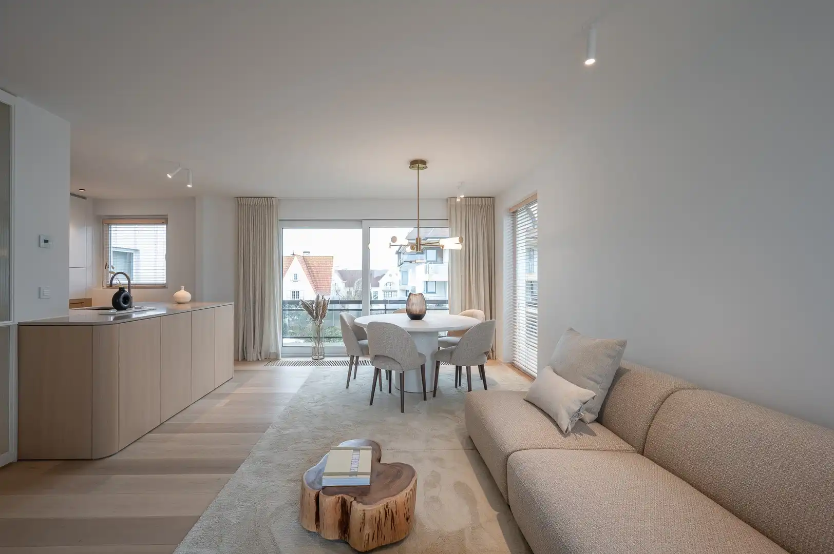 Luxueus gerenoveerd hoekappartement met zeezicht vlakbij de wandeldijk in het Zoute. foto 5