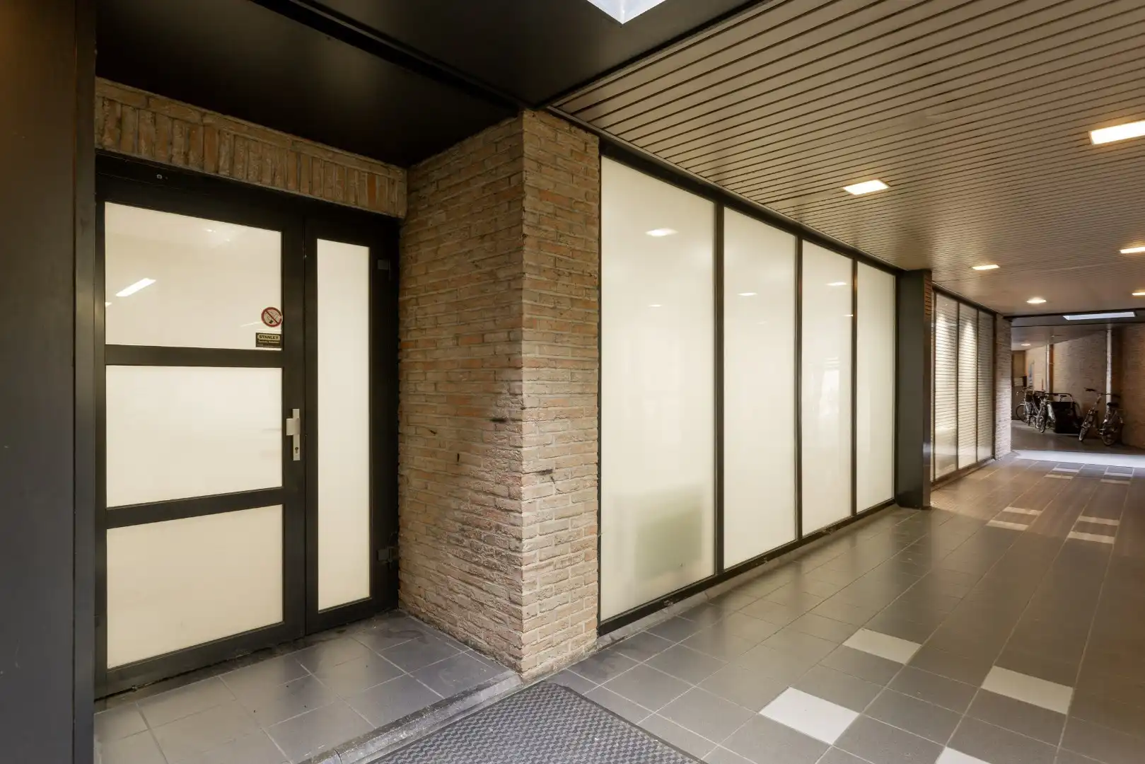 Handelspand in de gekende Kerkstraat in Neerpelt-Centrum te koop! foto 3