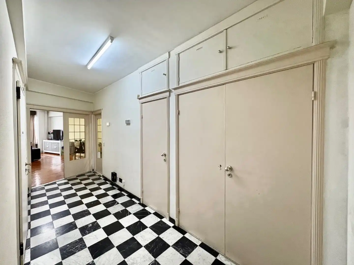 Te renoveren ruim 2-slpk appartement met staanplaats en kelder foto 8
