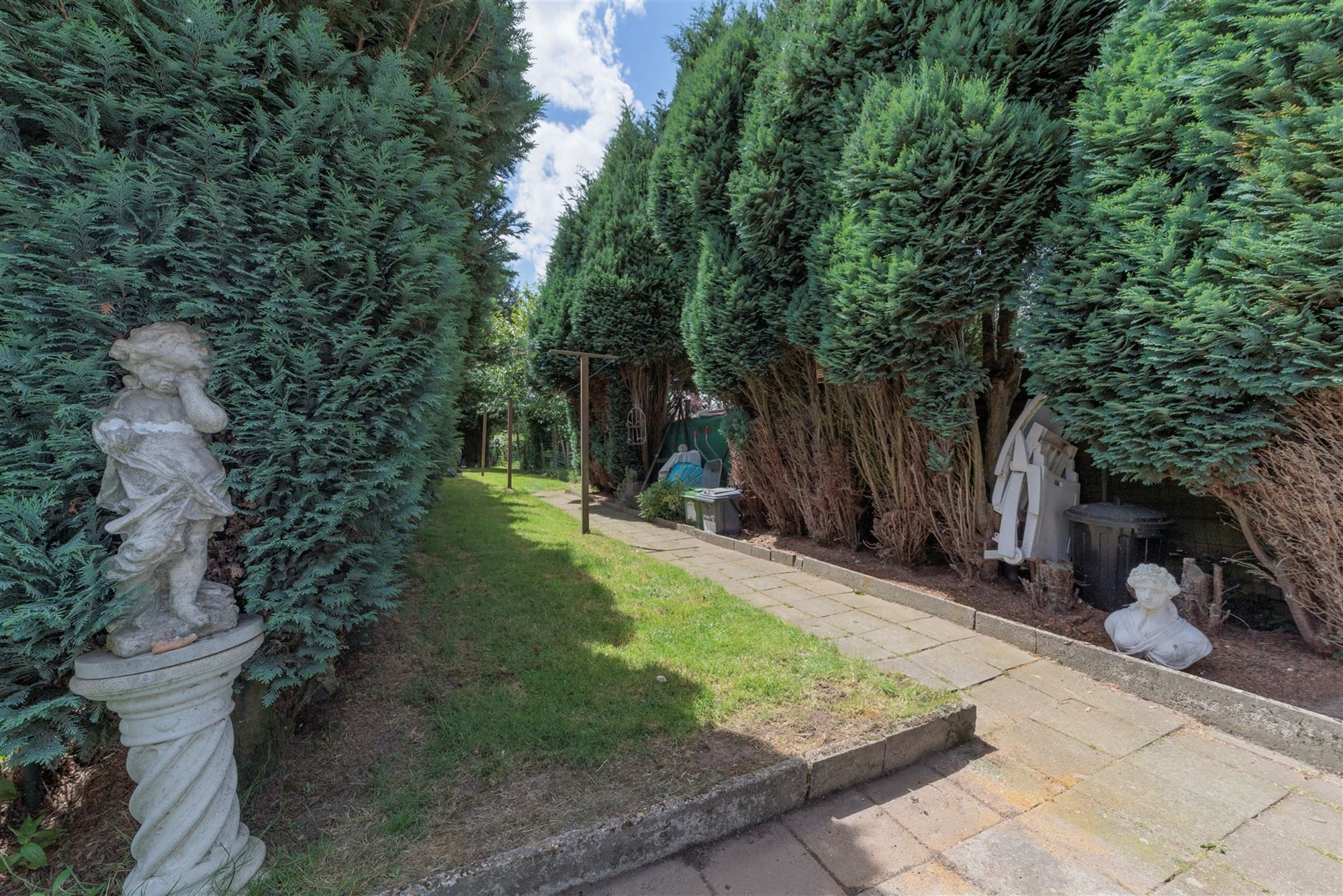 Te renoveren huis met drie slaapkamers en grote tuin foto 20