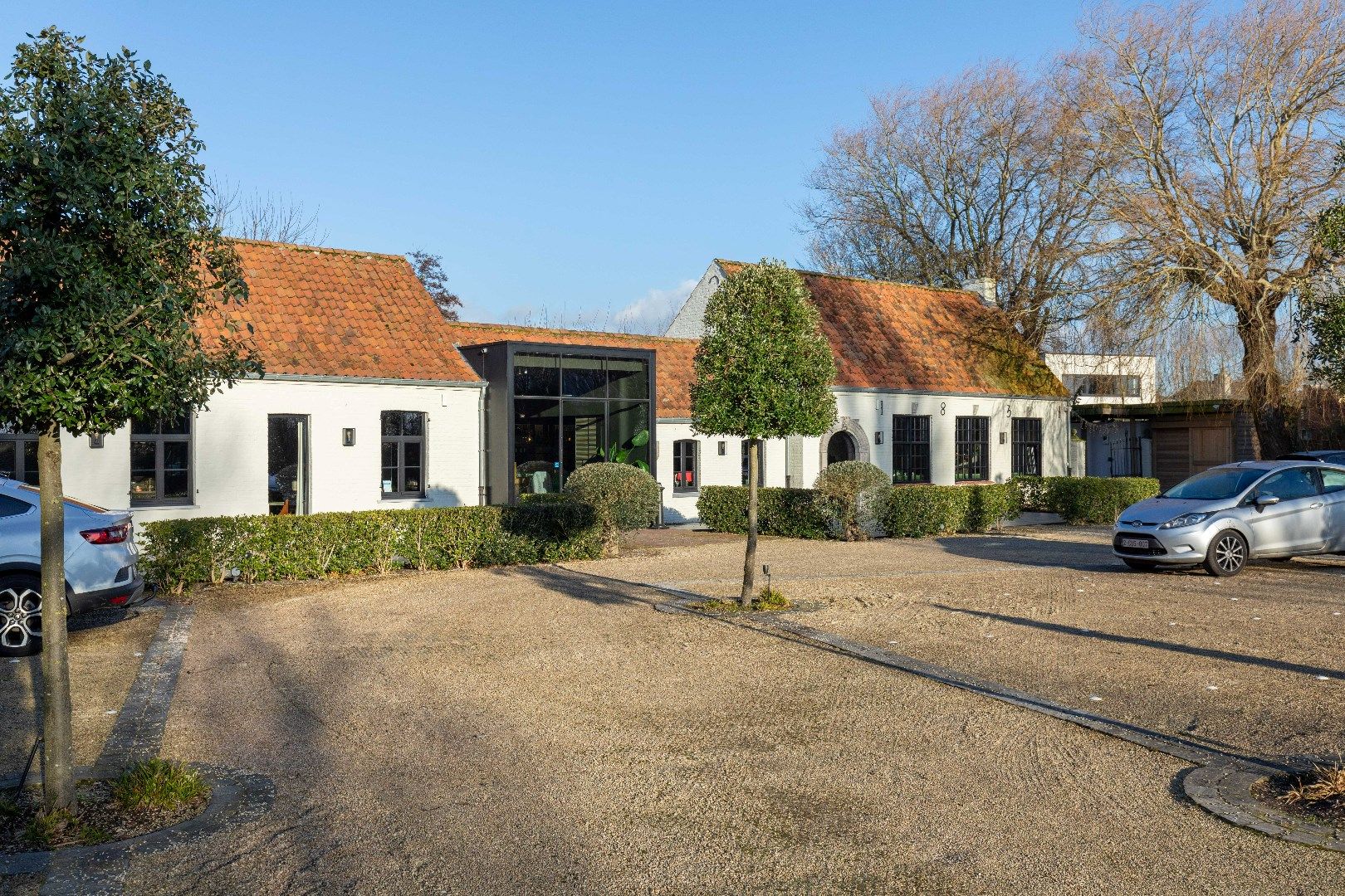 Luxe horecazaak met woonst, parking, terrassen en bureel te Oostduinkerke. foto {{pictureIndex}}