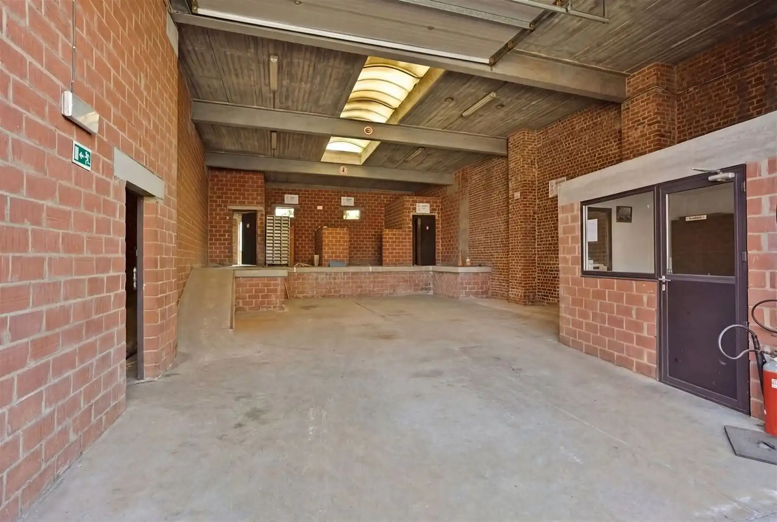 Woning met grote atelier(+/-205m²) te centrum Dworp foto 3
