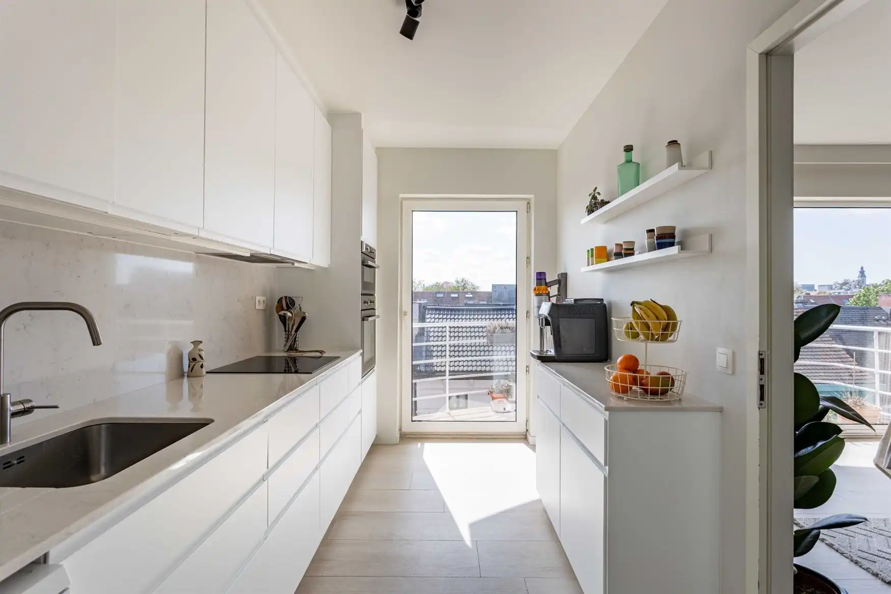 Stijlvol gerenoveerd appartement met 2 terrassen en uniek uitzicht. foto 10