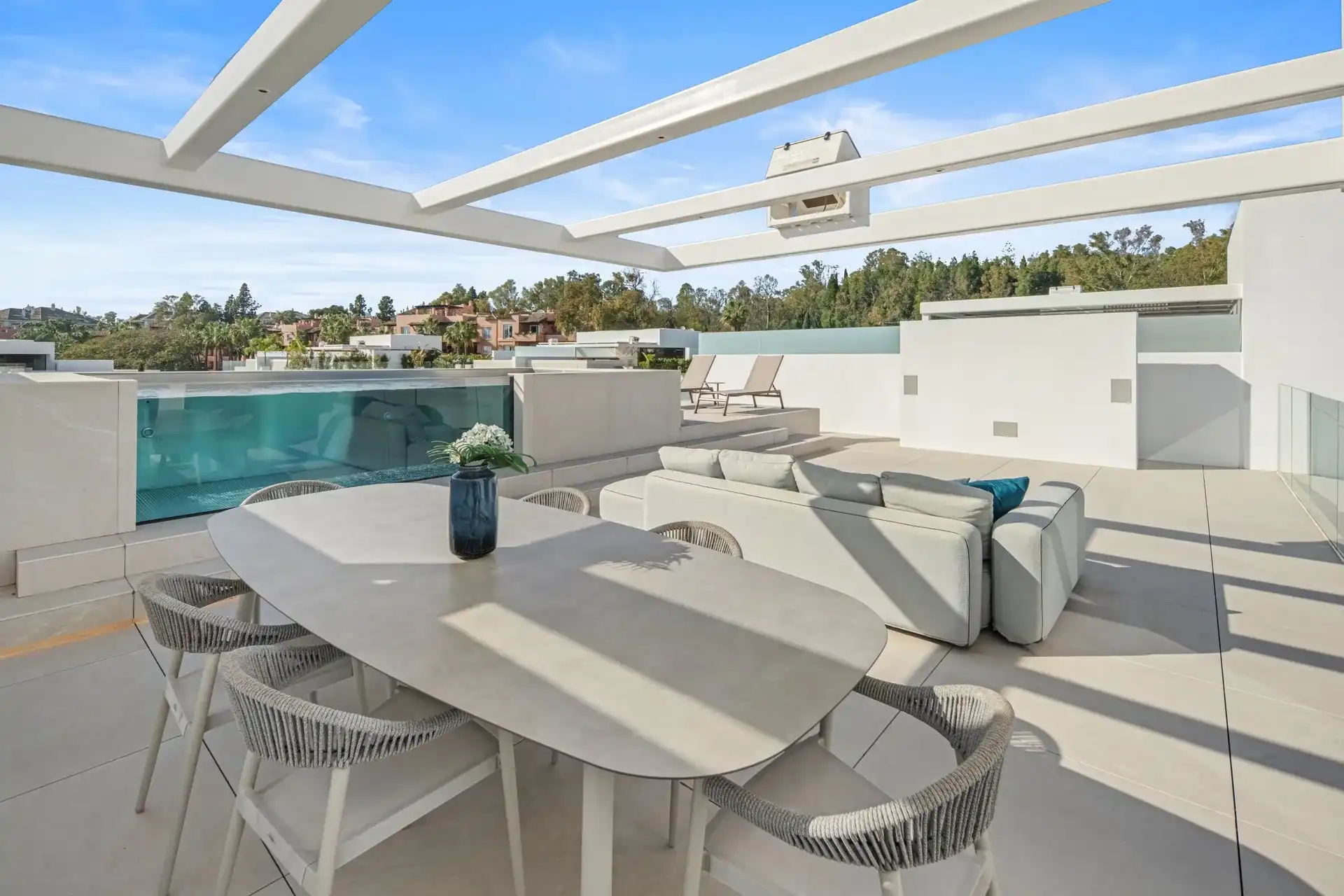 Exclusieve villa met resortgevoel in het meest prestigieuze deel van Marbella foto 34