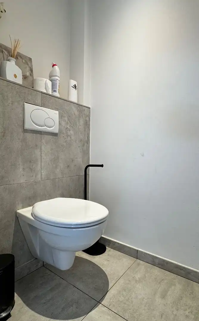 Instapklare woning met drie slaapkamers, tuin met uitweg, zolderkamer te Roeselare foto 13