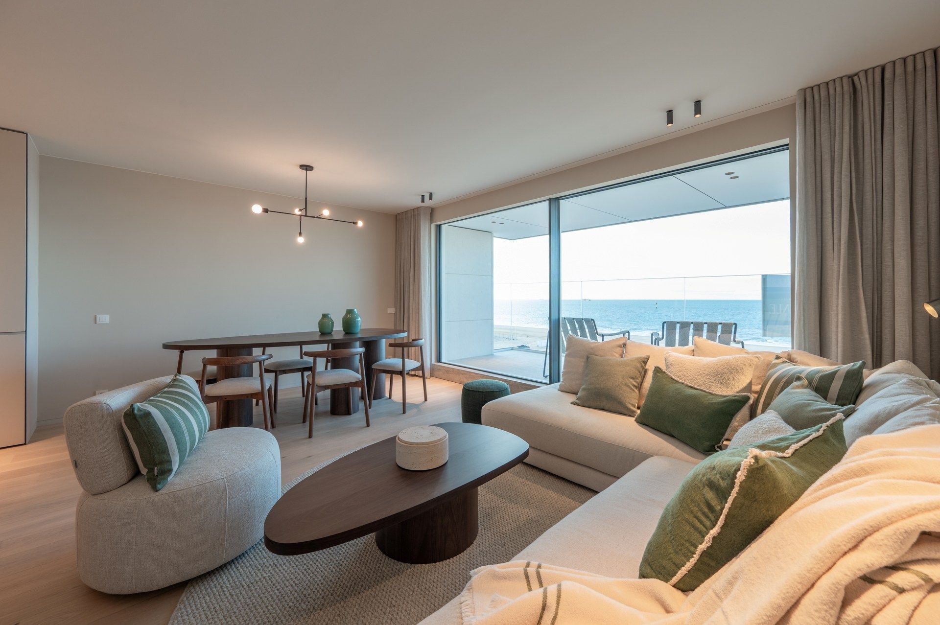 Luxueus afgewerkt nieuwbouwappartement met frontaal zeezicht, ruime terrassen, nabij het Albertplein.  foto {{pictureIndex}}