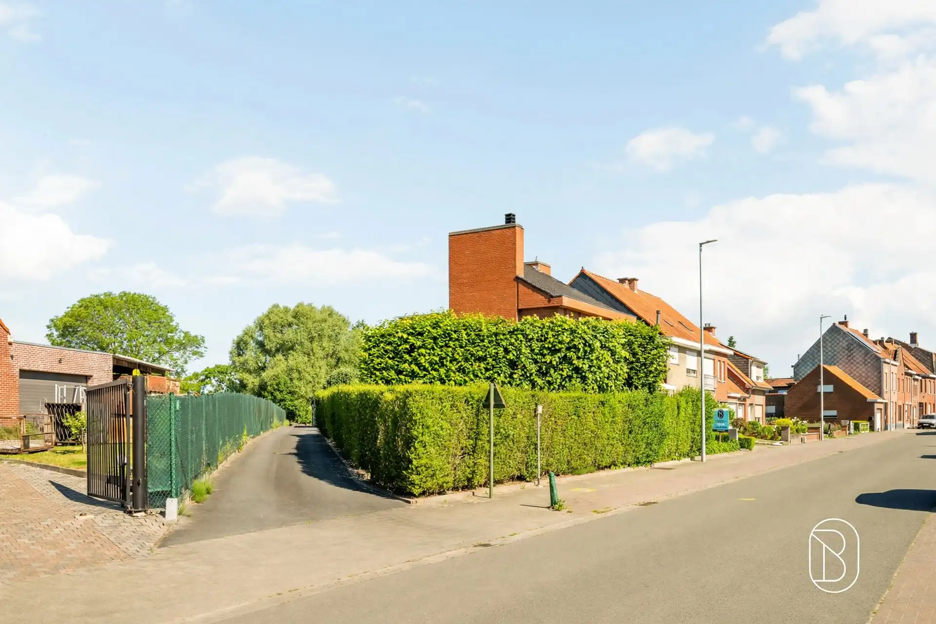 Instapklare gezinswoning met garage en oprit, en ruime loods foto 6