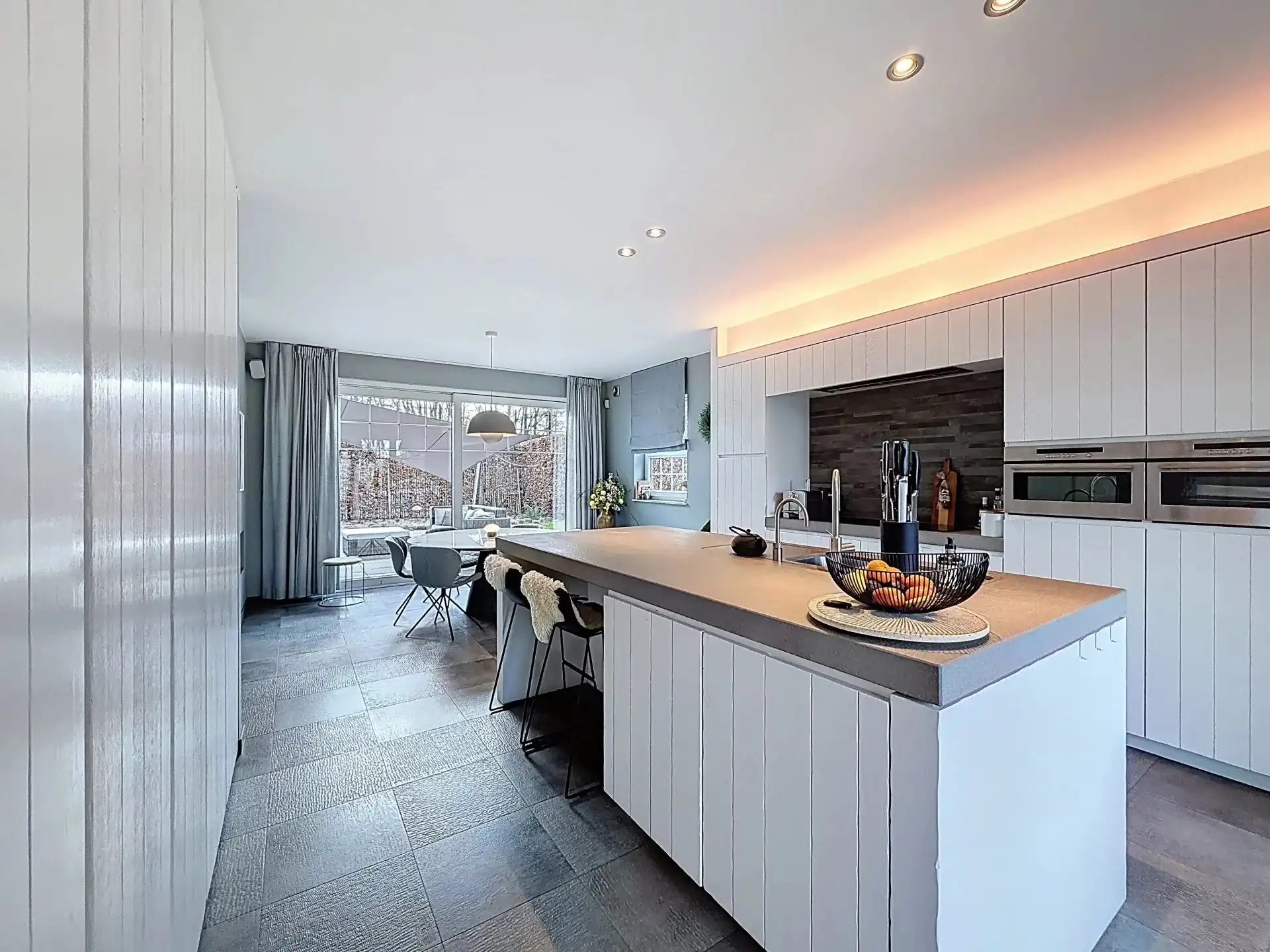 Prachtige luxueus ingerichte woning met 4 slaapkamers en 2 badkamers op een mooi perceel met bijgebouw. foto 16