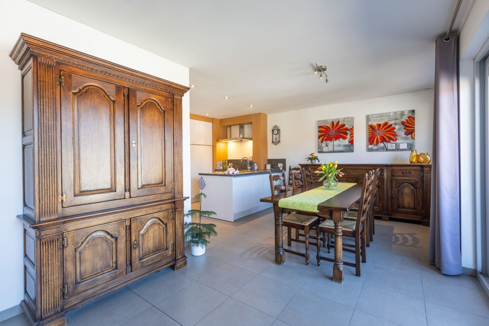 Instapklaar appartement met 3 slaapkamers te Nieuwpoort-Stad. foto 3