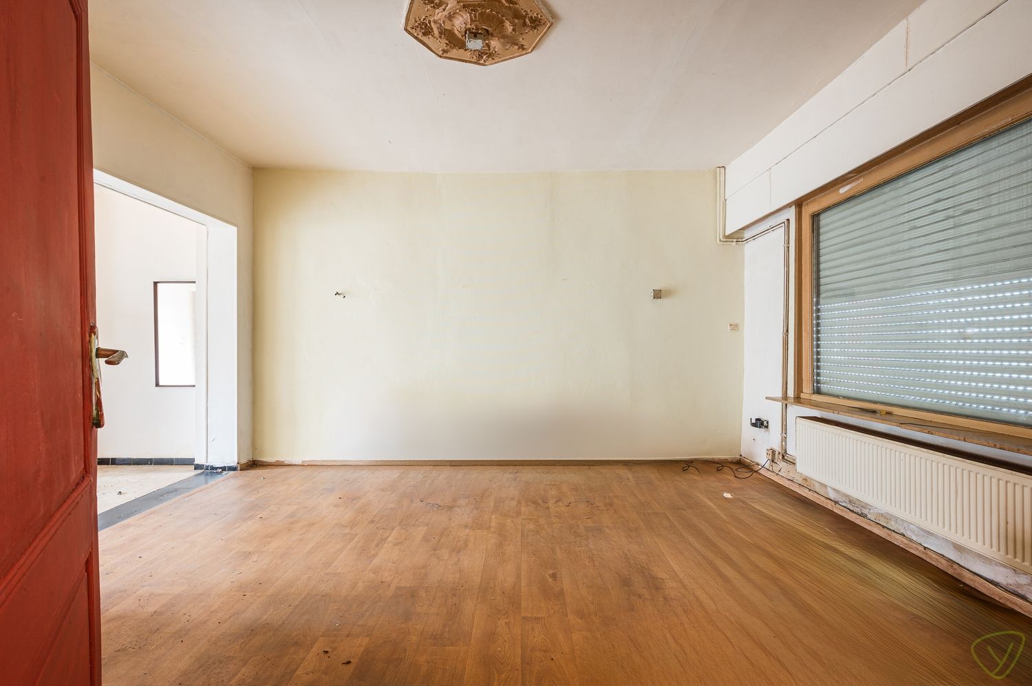 Op te frissen woning met verrassend ruime stadstuin in hartje Eeklo foto 5