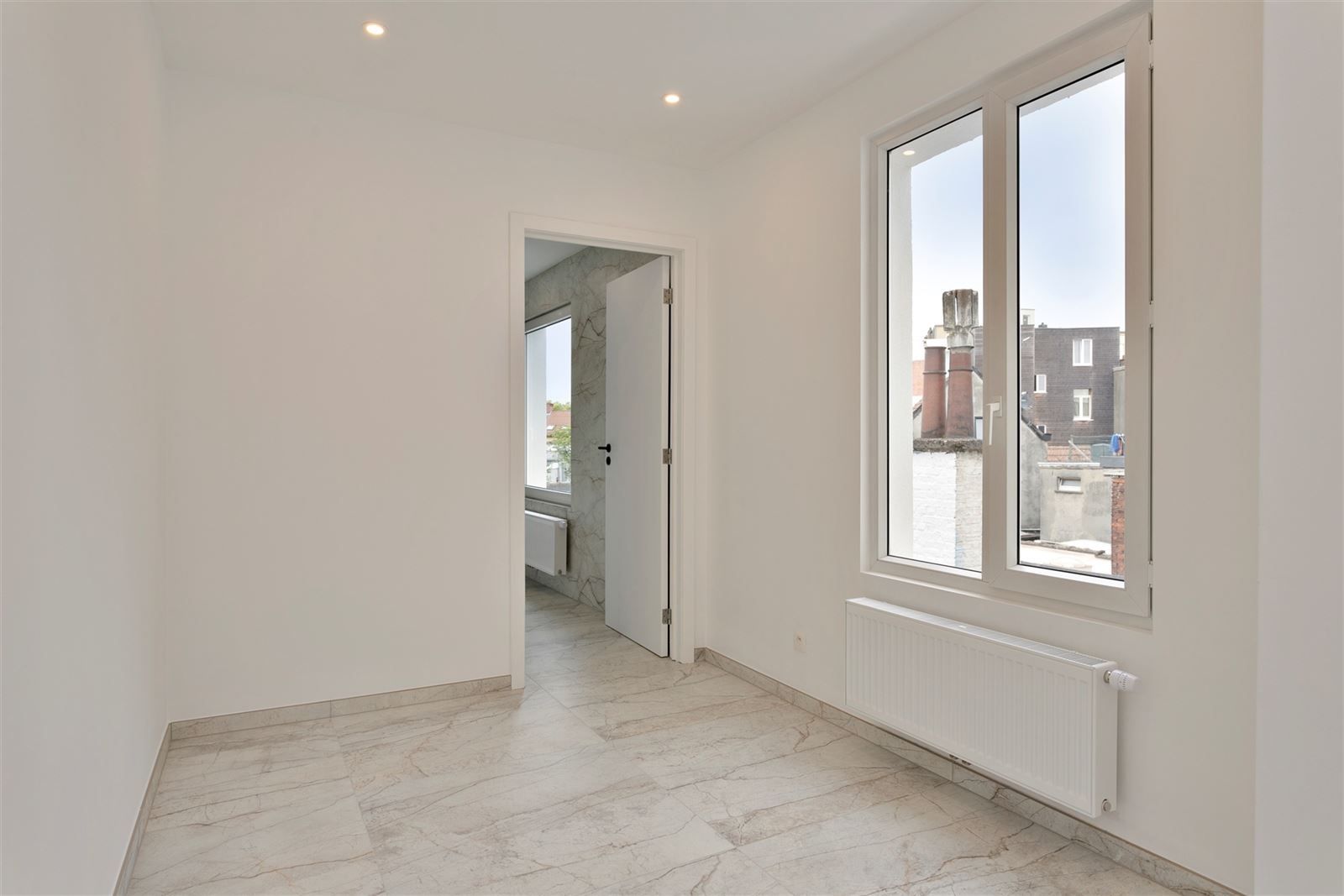  RUIM - KARAKTERVOL TRIPLEX appartement met 4 SLPK | vlakbij Berchem station. foto 10