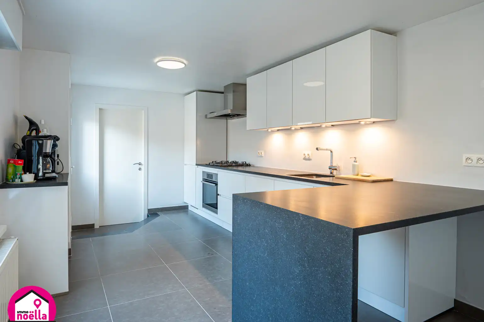 Half open bebouwing met garage en berging foto 2