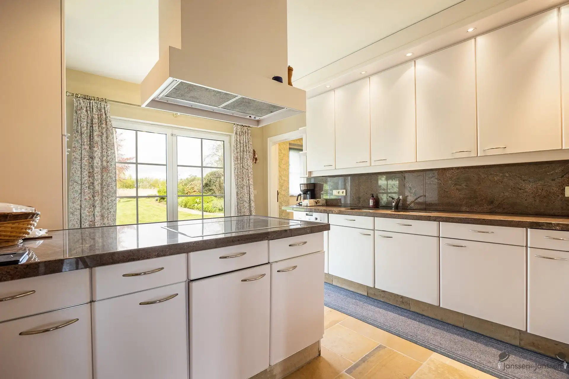 Karaktervolle woning met prachtig zicht op eigen natuurdomein foto 9