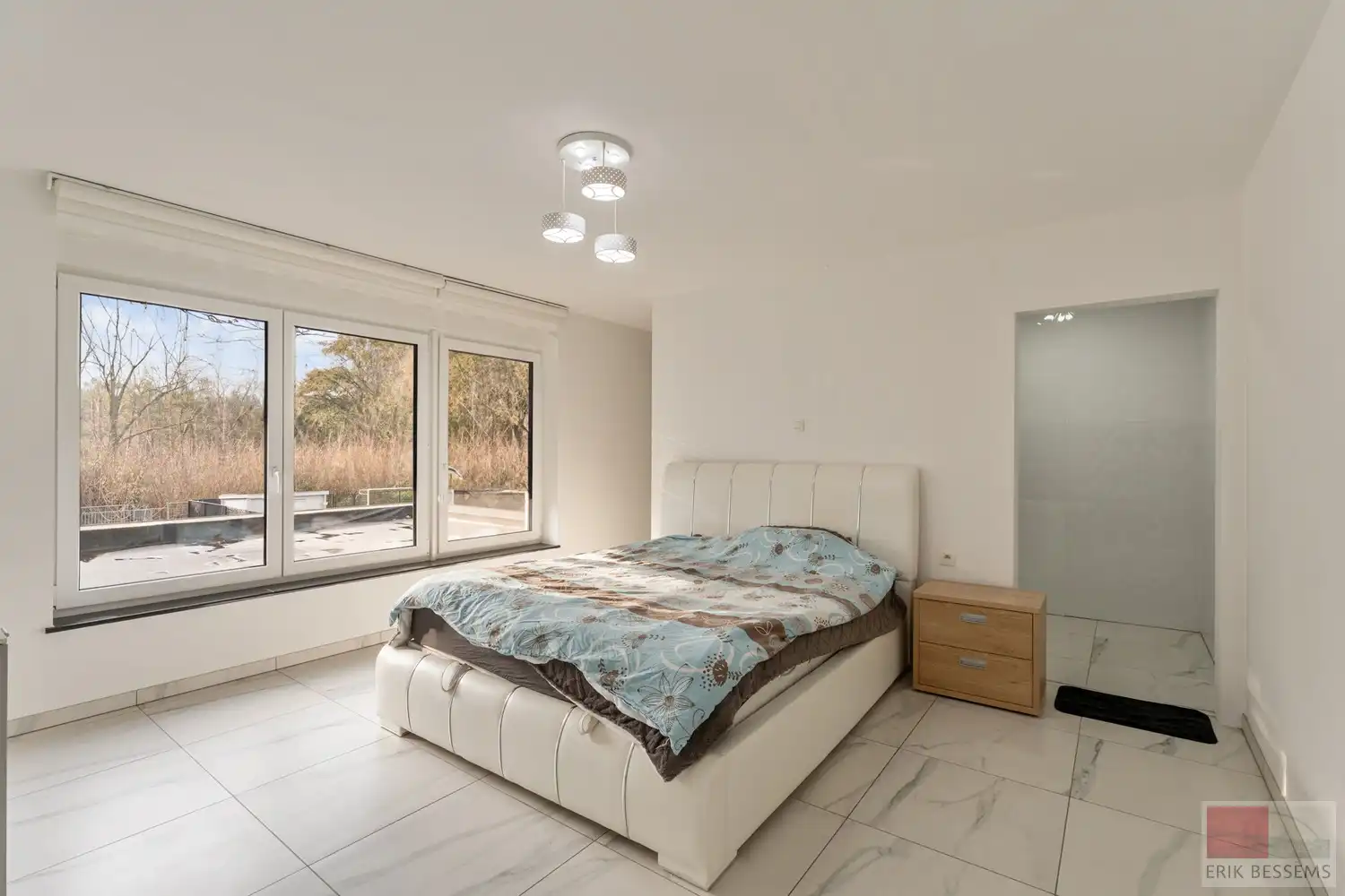 Prachtige en ruime woning met een woonoppervlakte van ca. 277 m², gebouwd in 2018 met vloerverwarming en voorzien van 5 volwaardige slaapkamers en 3 badkamers foto 20