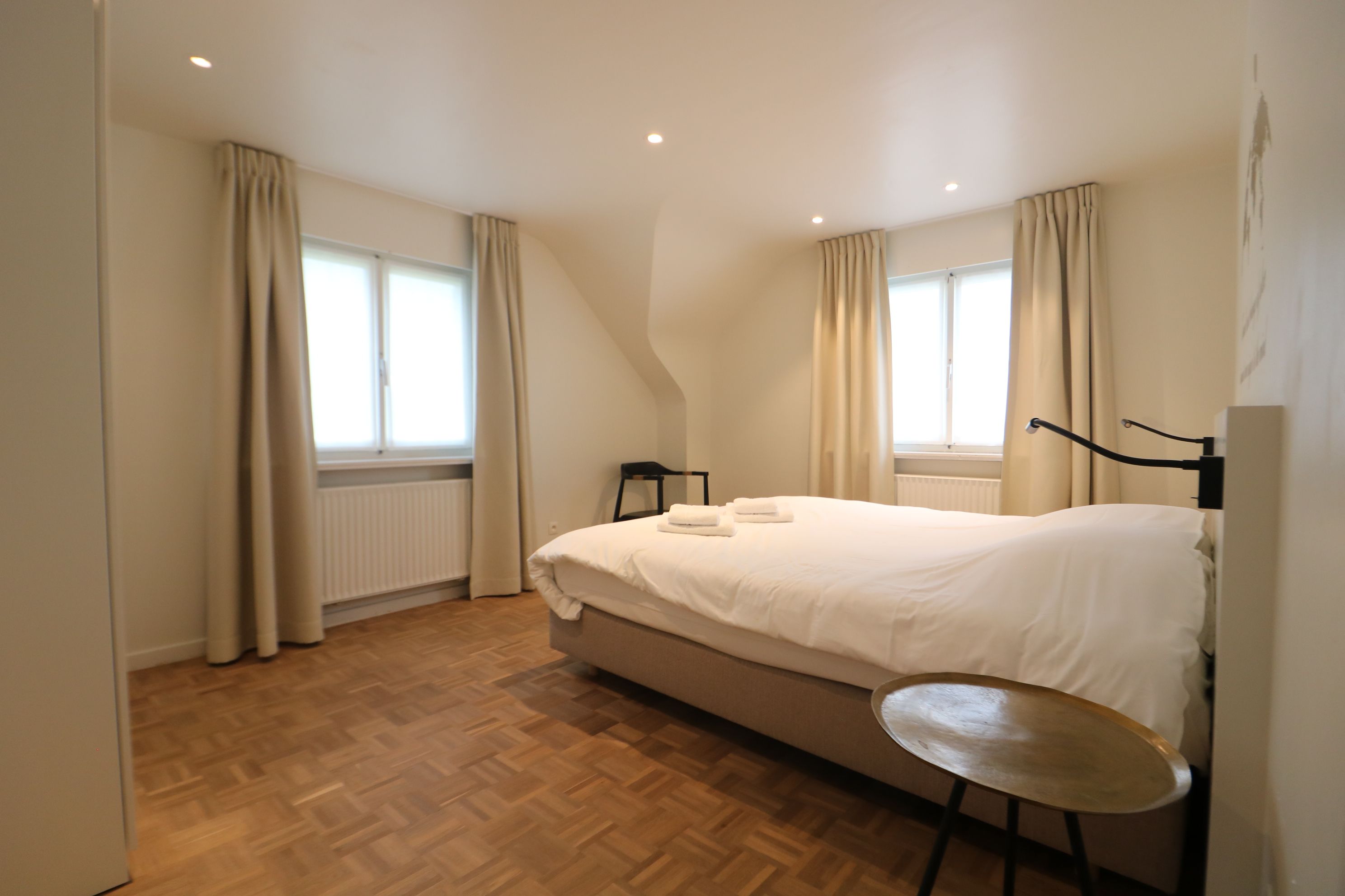 Instapklare zeer ruime villa met 6 volwaardige slaapkamers, 2 badkamers, 3 toiletten, grote garage en zonnige tuin.  foto 16