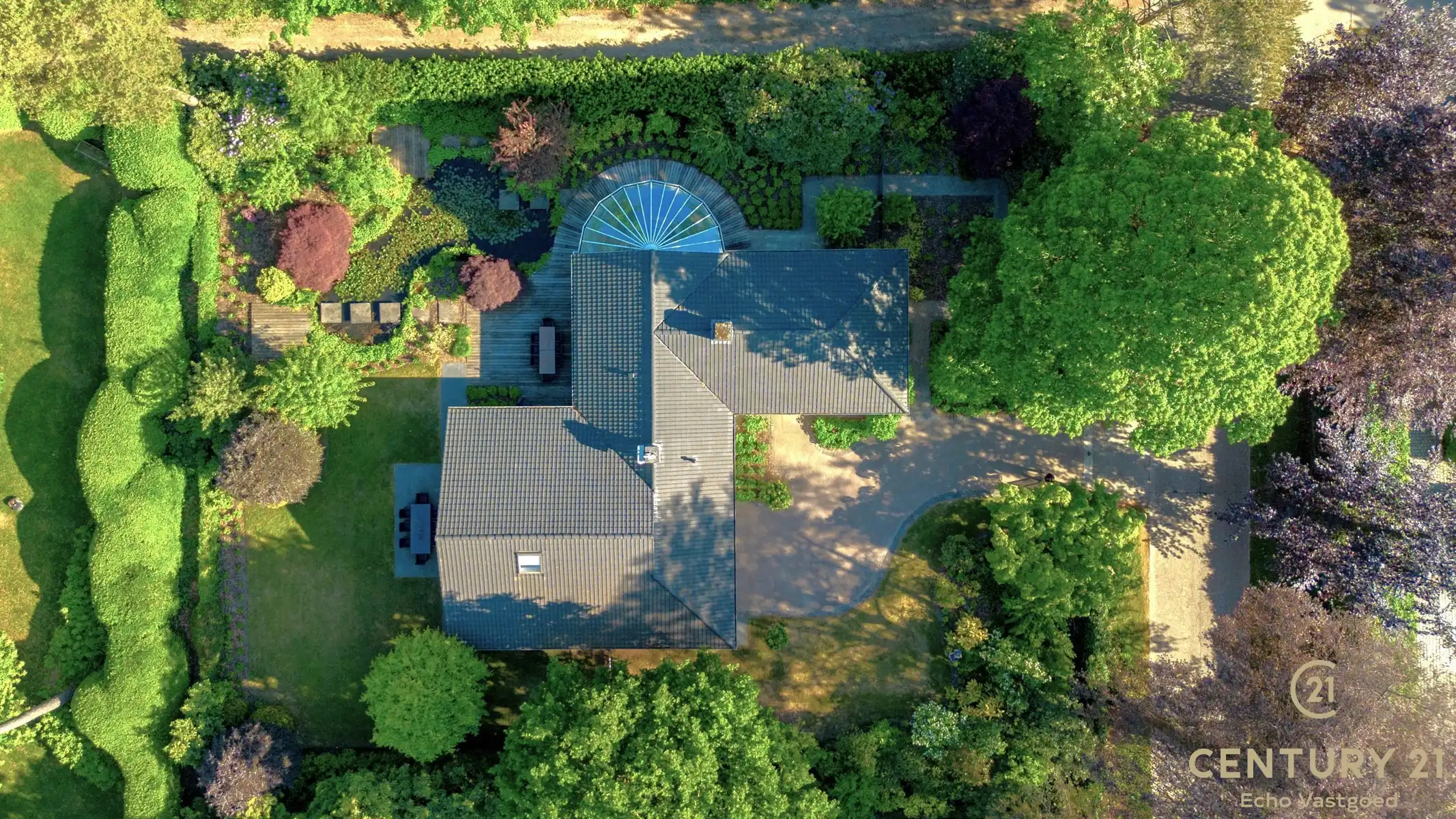 Gelijkvloerse fraaie villa met prachtige tuin op ca 1700m² foto {{pictureIndex}}