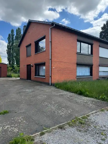 Halfopen gezinswoning met 3 slaapkamers en een grote tuin. foto 12