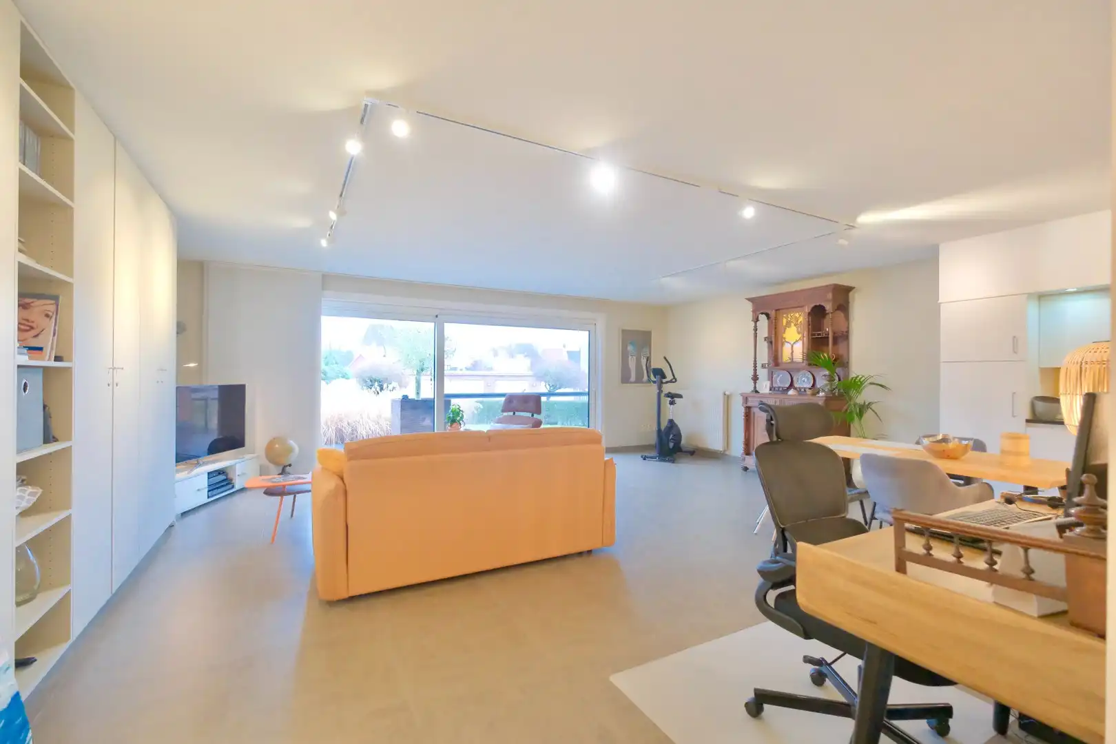 Gelijkvloers app met 2 slaapkamers, ruim terras en garage! foto {{pictureIndex}}