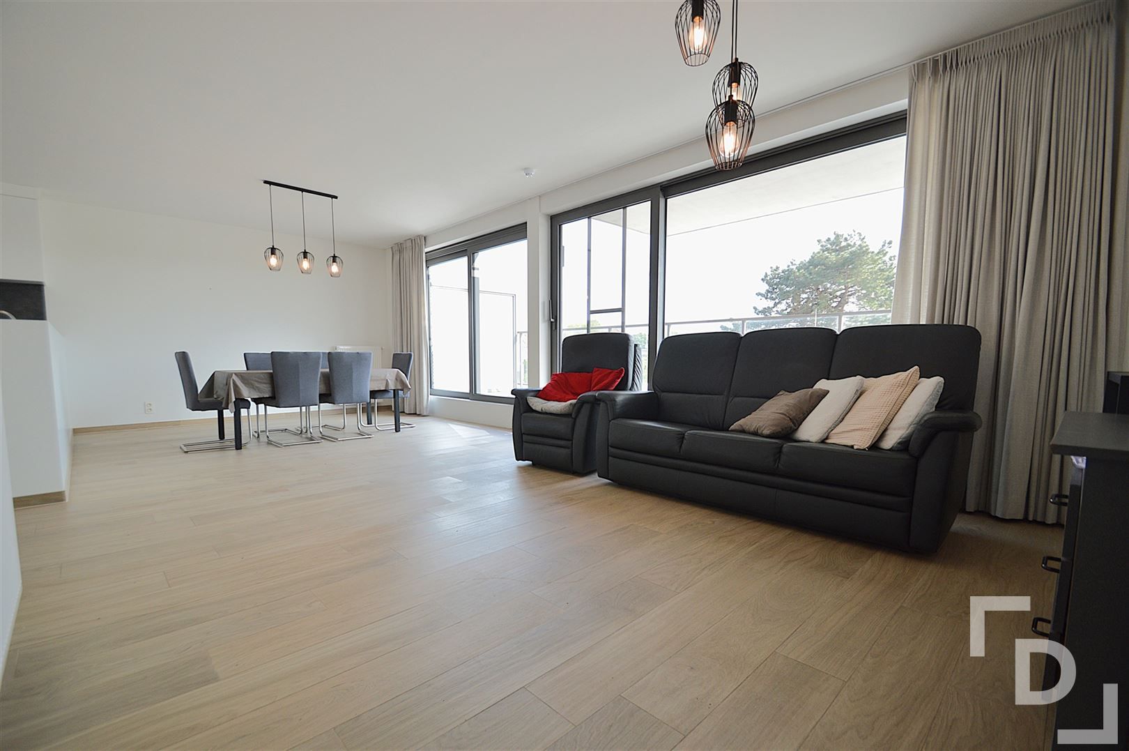 Recent appartement met ruim terras en garage te huur in Ieper. foto 4