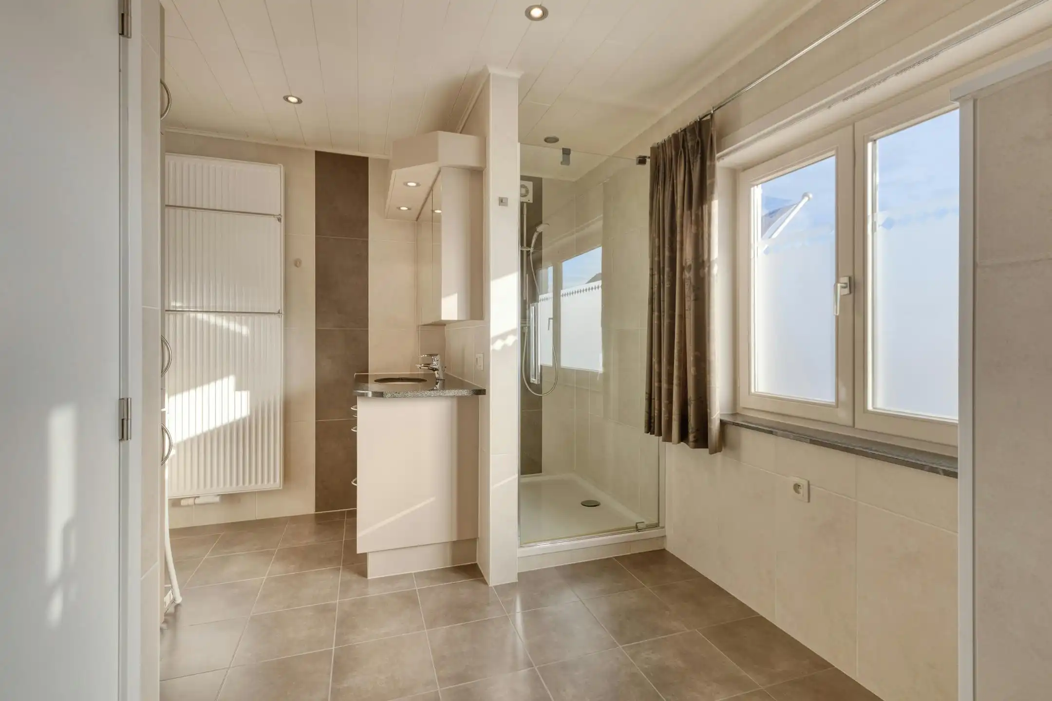 Zeer goed onderhouden handelshuis met handelsruimte en magazijn in centrum Overpelt te koop foto 15