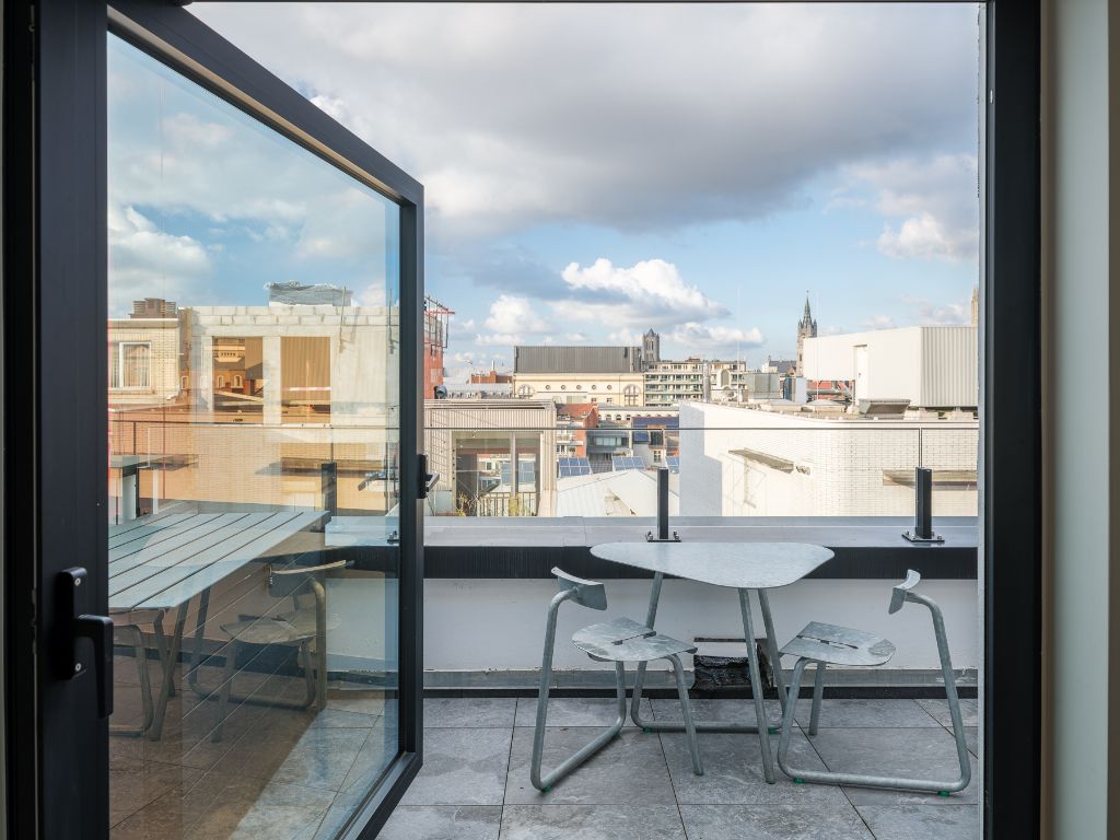 Gent centrum. Hoogwaardig gerenoveerde en stijlvolle penthouse met een bewoonbare oppervlakte van 175m2, twee ruime terrassen (29m2 + 15m2) en een garagebox. foto 6