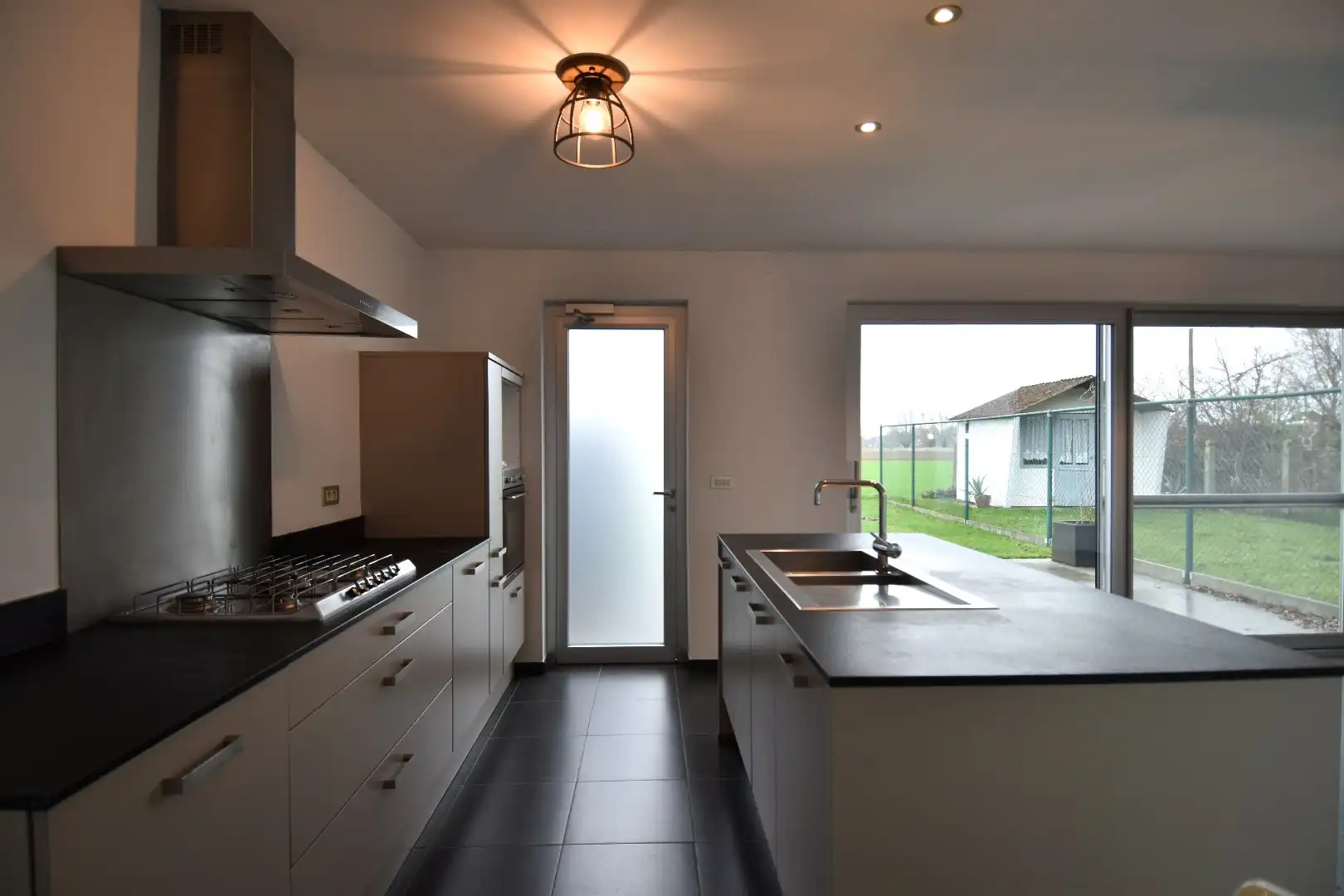 Vernieuwde eigendom met garage, tuin en topligging te koop aan de rand van Gullegem foto 4