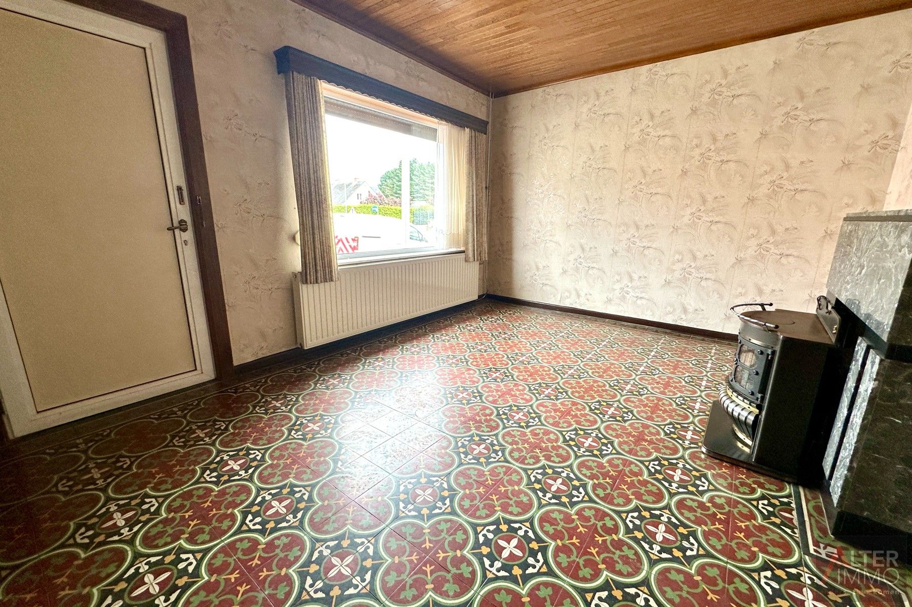Te renoveren woning uit 1949 met achterbouw en garage op een hoekperceel van 5a 24ca. Deze open bebouwing ligt in een residentiële buurt. foto 4