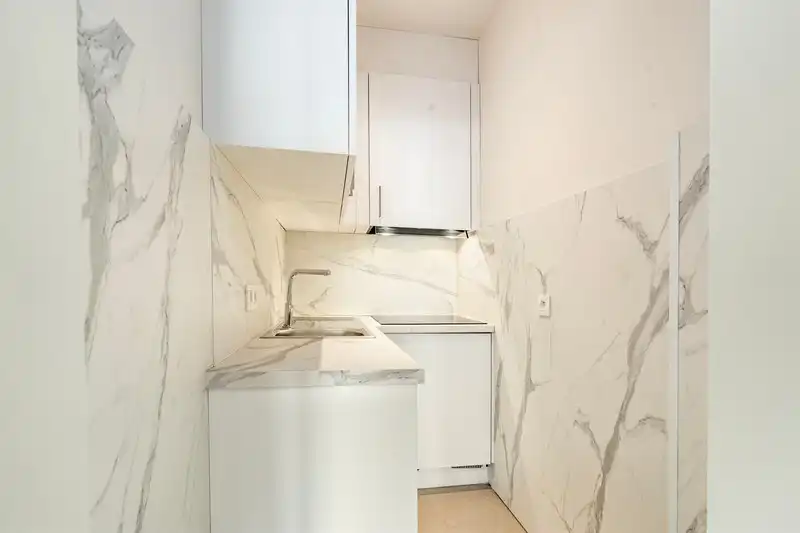 Lichtrijke, instapklare studio met balkon foto 6
