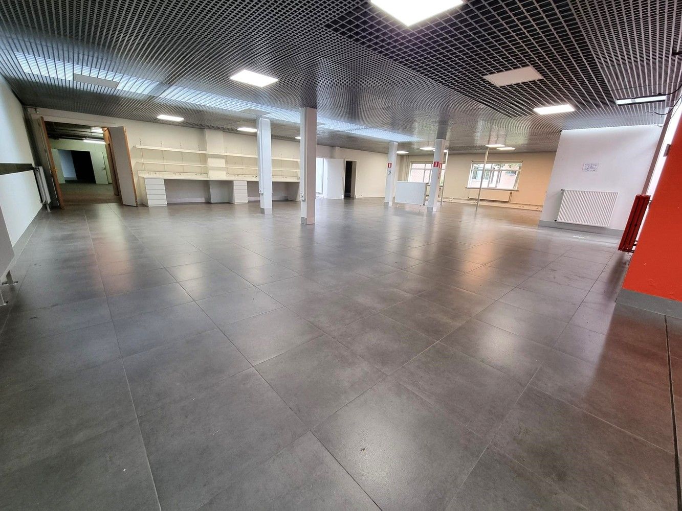 Kantoorgebouw met magazijnruimte, bruto vloeropp 1770 m² op een perceel gelegen van 49a85ca. foto 5