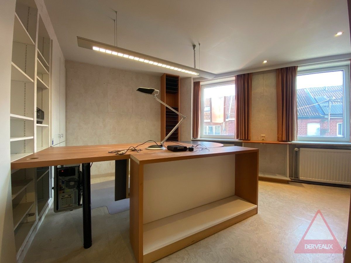 Roeselare - Ruime woning met handelsruimte, garage en 5 slaapkamers foto 13