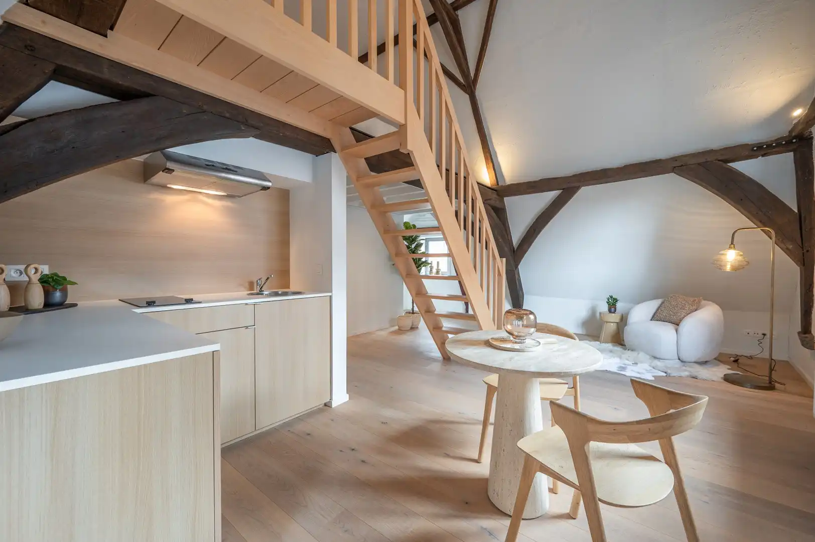 Stijlvol gerenoveerde hoekwoning met aparte duplex studio op topligging foto 15