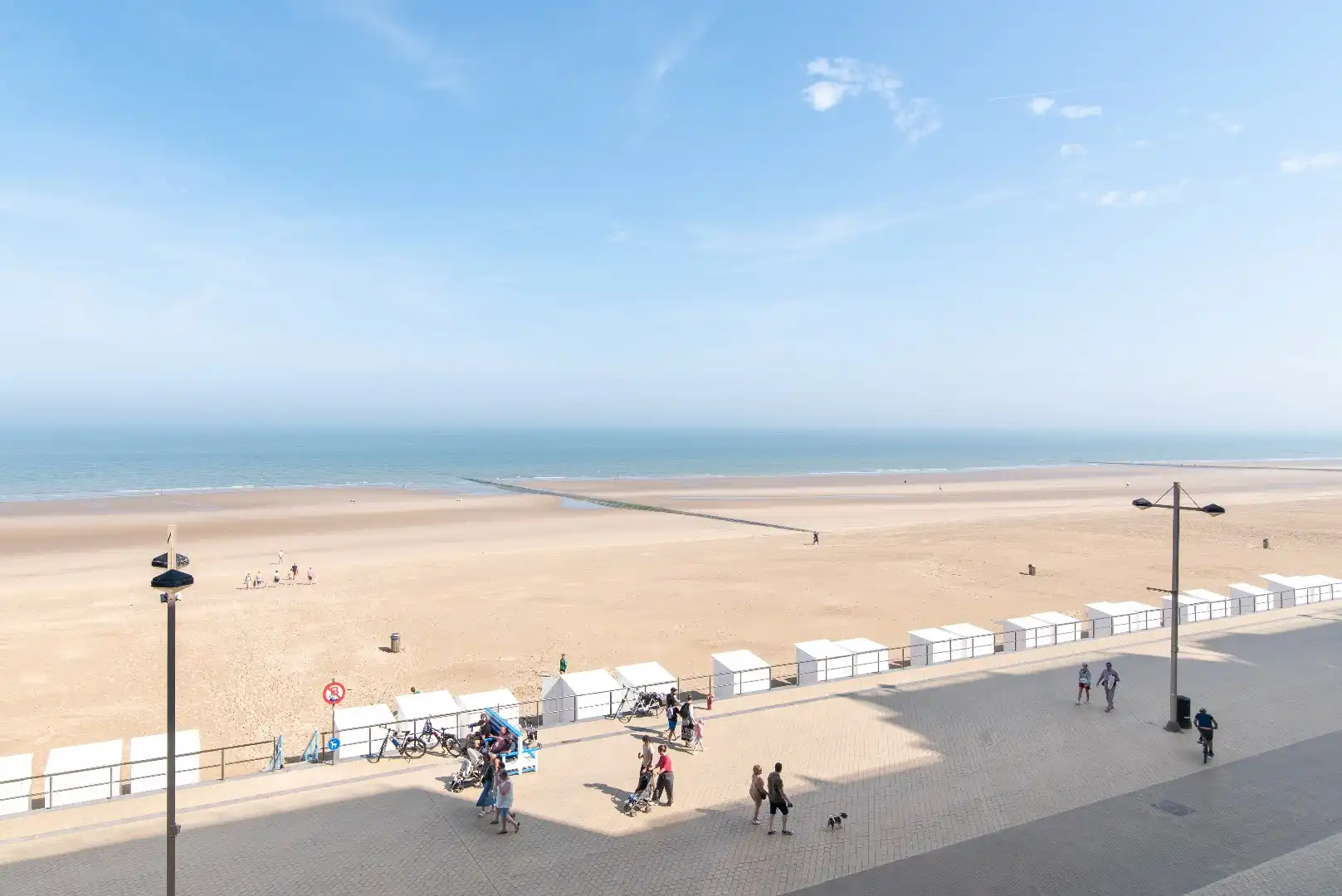 Lichtrijk appartement met panoramisch zeezicht aan de kust foto 19