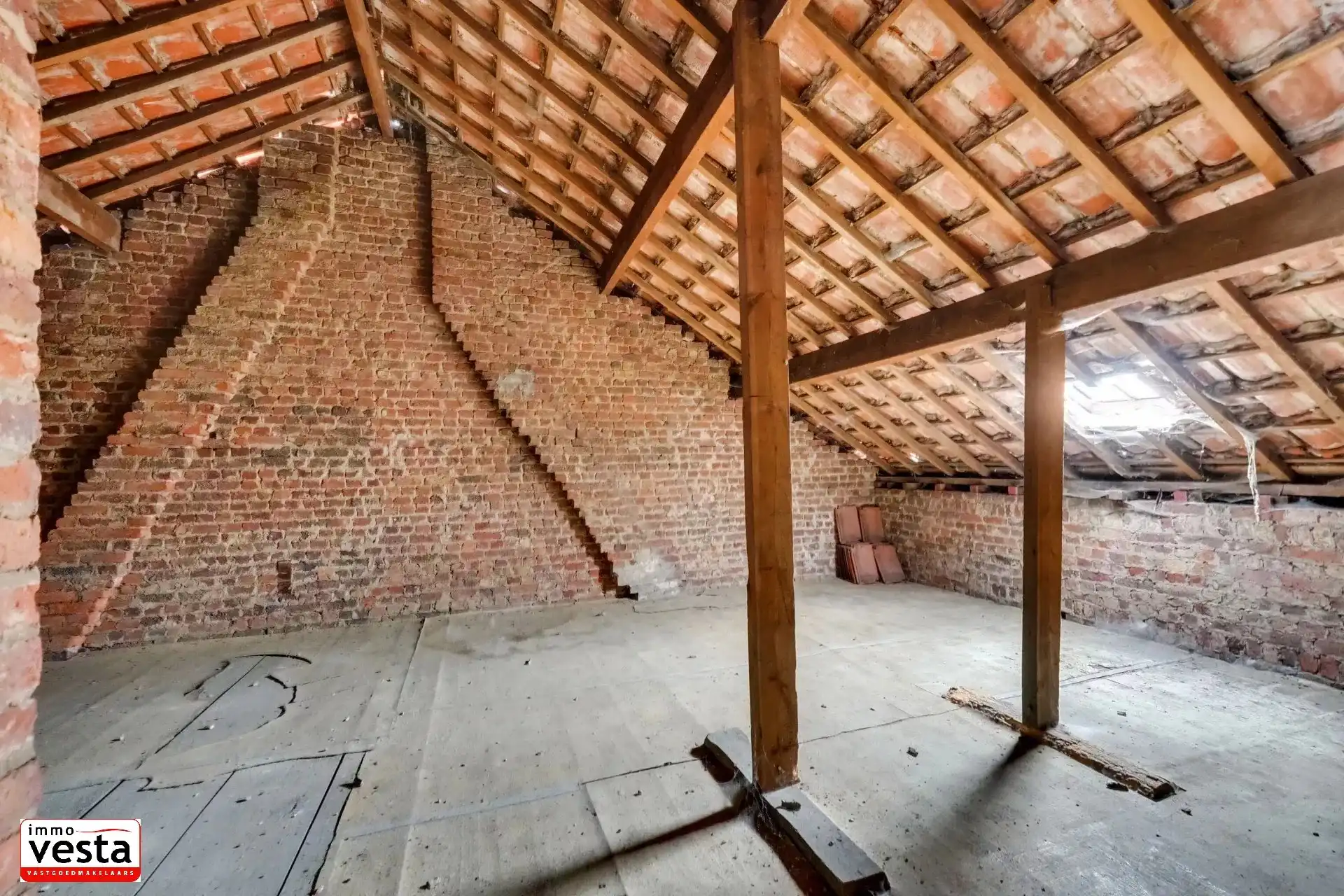 Handelspand met woonst op groot perceel foto 16