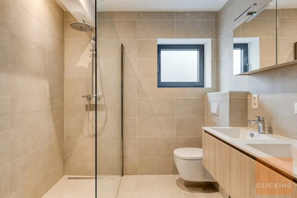 Stijlvol en recent appartement met tuin en patio foto 18