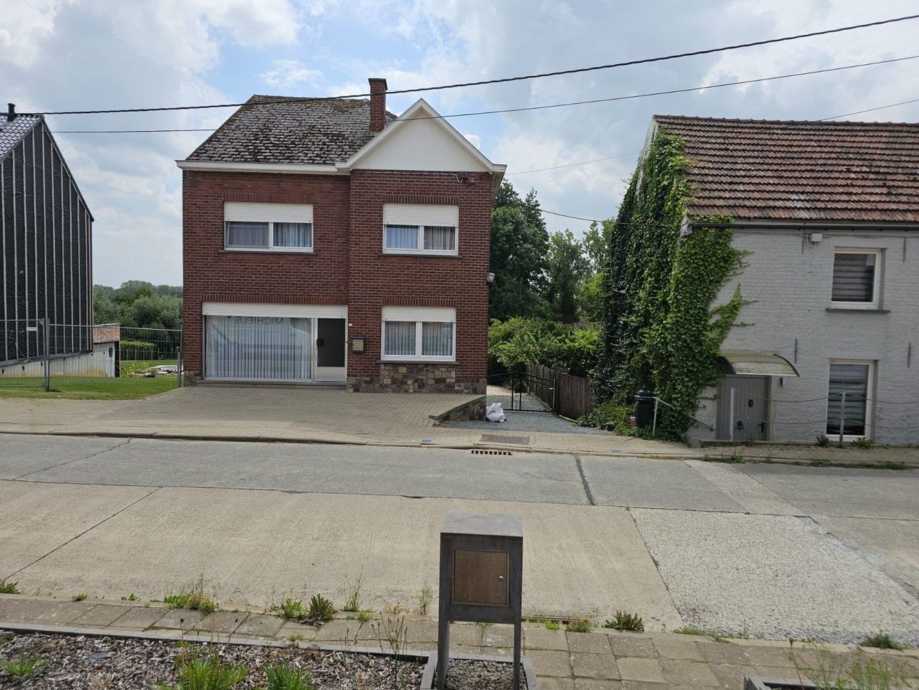 Hoofdfoto van de publicatie: Ruime, solide woning met grote kelder, terras en tuin