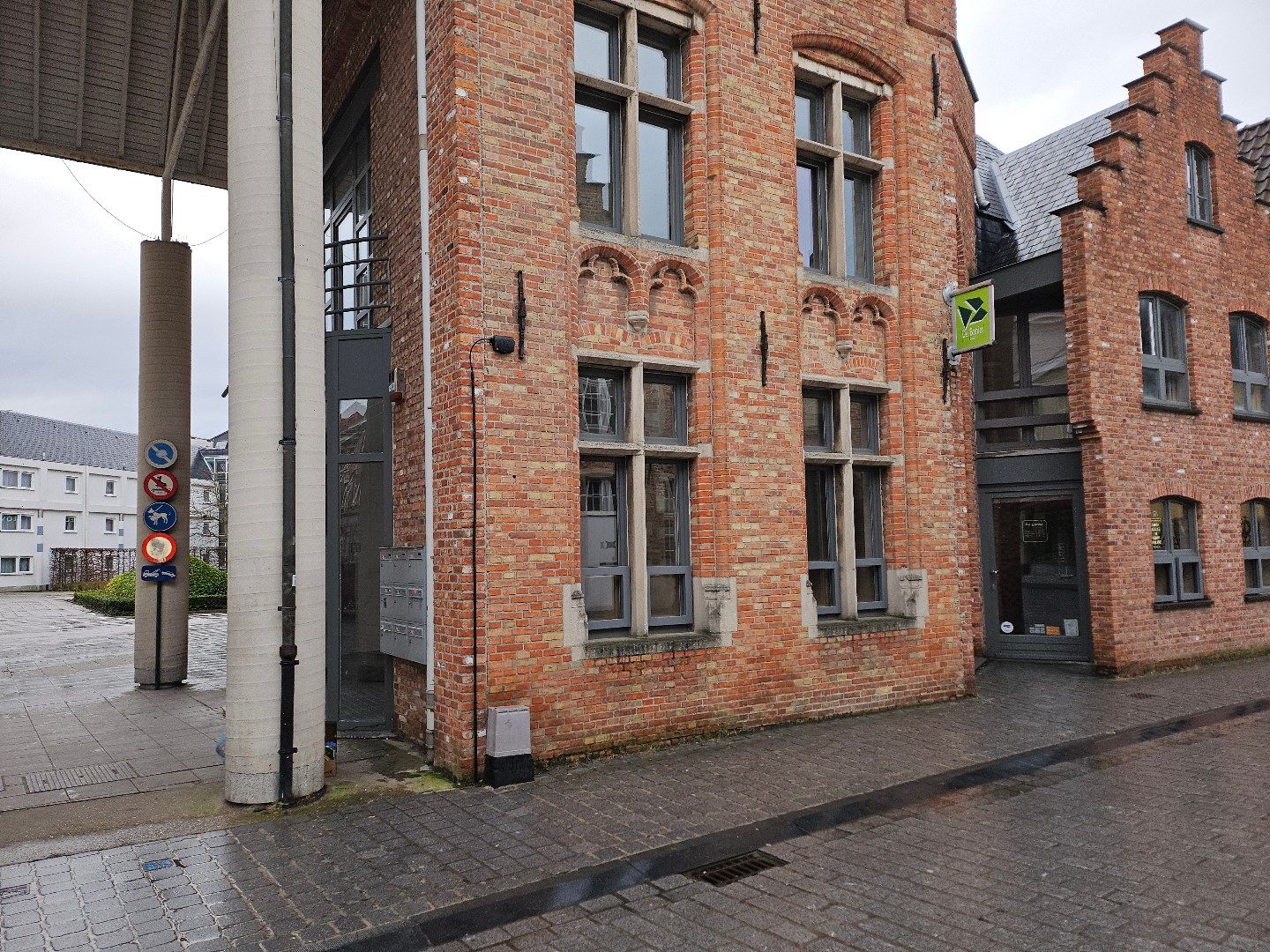 Uiterst goed gelegen winkelruimte met berging in toeristische Katelijnestraat in Brugge centrum! foto {{pictureIndex}}