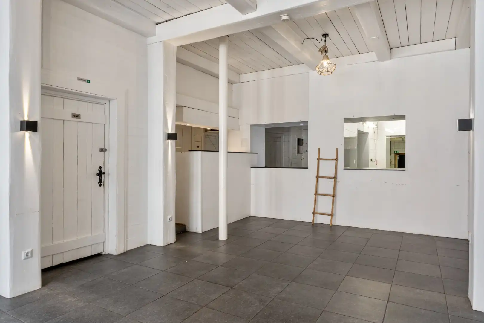 Polyvalent handelspand (restaurant, afhaalrestaurant, wijnbar,  kantoor, winkel...) gelegen op 100 meter van de historische markt van Maaseik!  foto 5