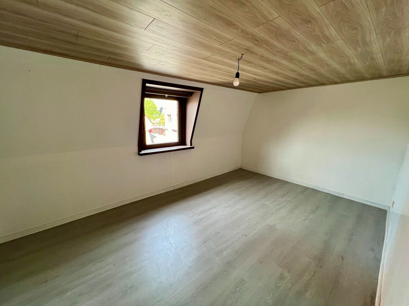 Centraal gelegen woning met 2 slaapkamers en zéér ruime garage! foto 10