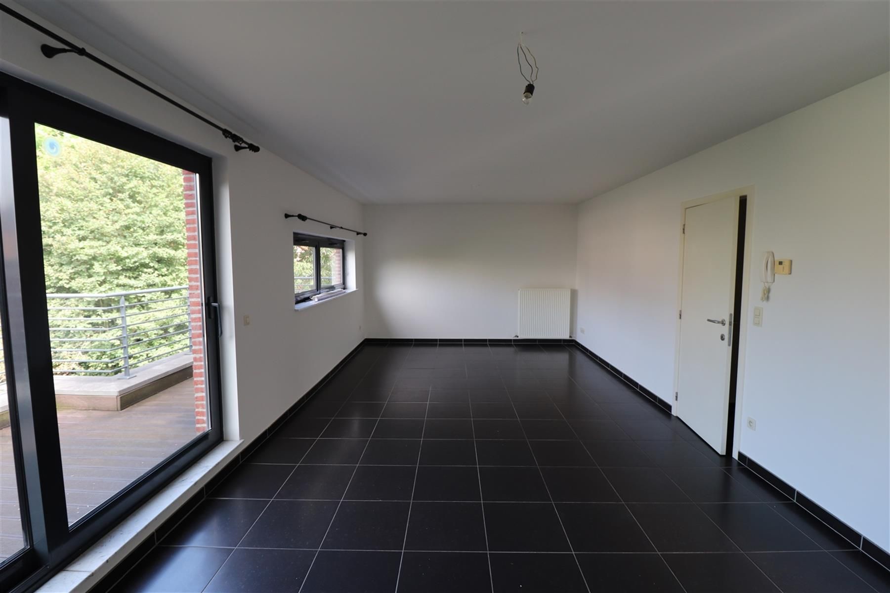 Een appartement op de 1ste verdieping met 2 slaapkamers en terras. foto 3