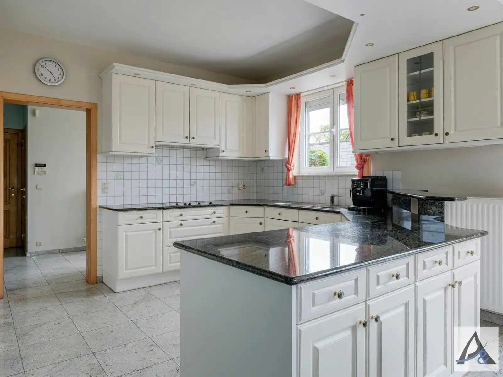 Exclusieve villa met ruime loods in hartje Munsterbilzen foto 31