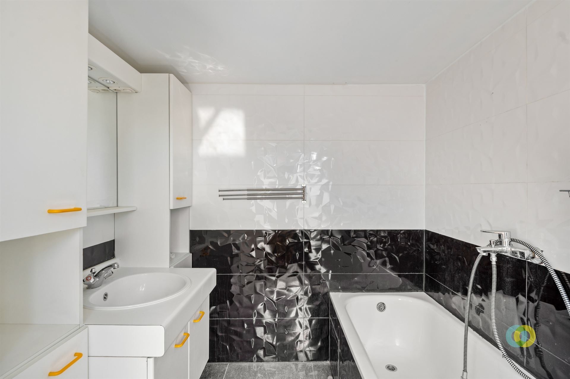 Huis met koer en drie slaapkamers mogelijk foto 3