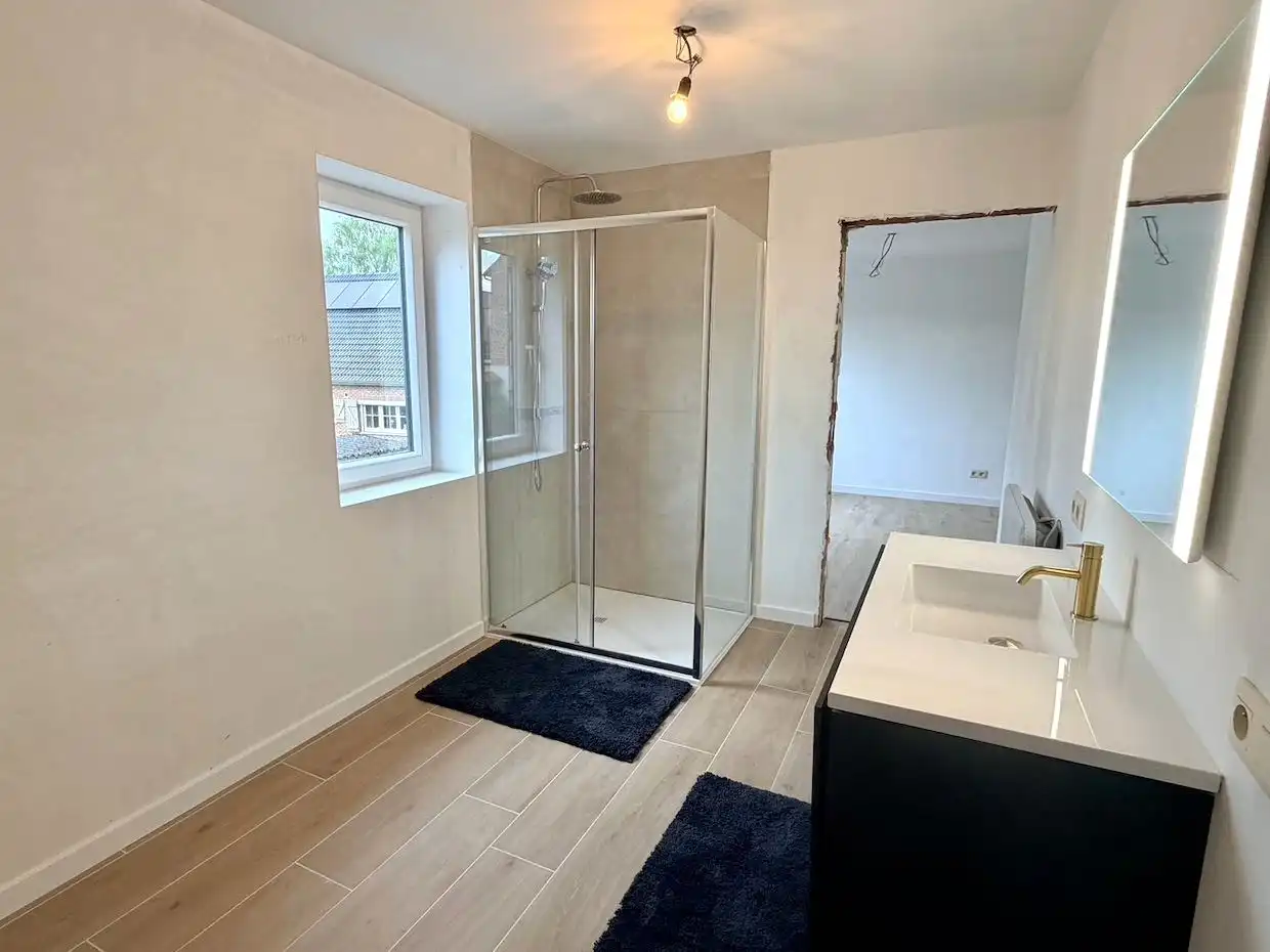 Ruime halfopen woning met sterke basis op perceel van 11a65ca foto 9