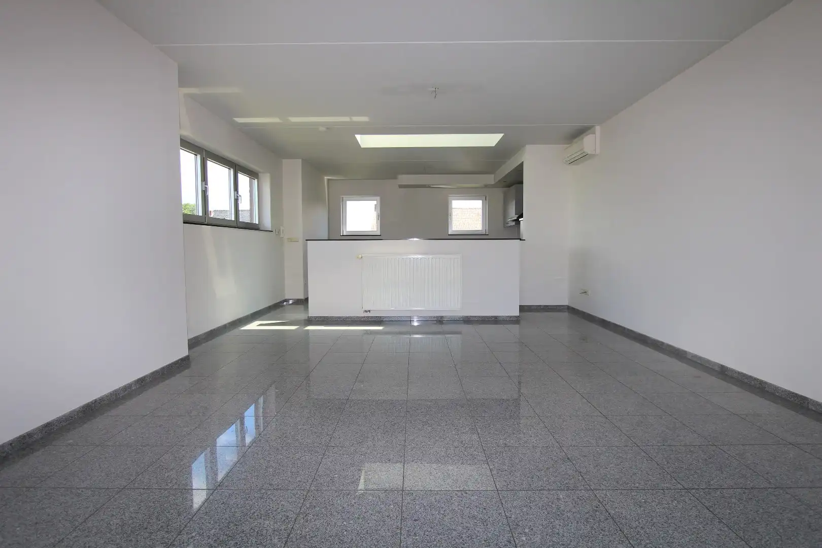 MODERNE LOFTWONING MET TERRAS EN 2 AUTOSTAANPLAATSEN foto 5