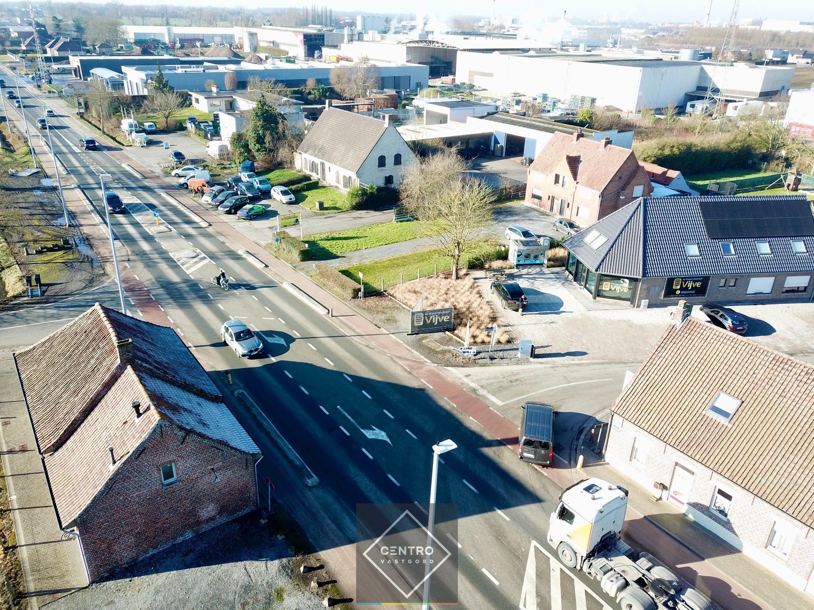 Instapklaar HANDELSHUIS bestaande uit een HANDELSRUIMTE (verhuurd) en een ruime WONING met 10 kamers. Ruime parkeergelegenheid voor de deur! foto 18